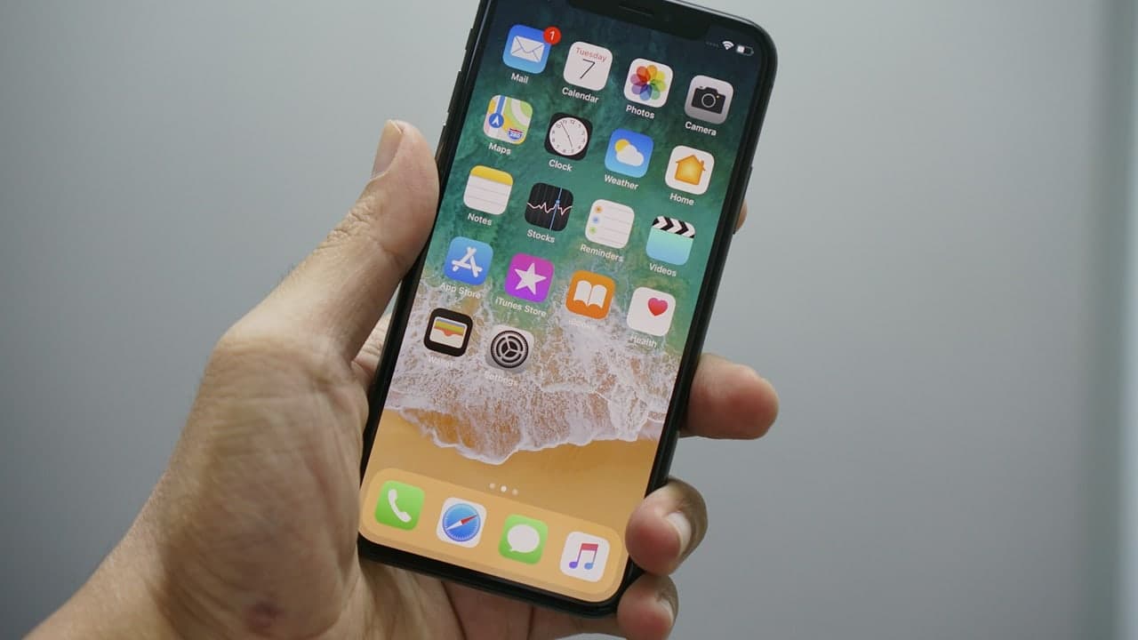 How to Remove Objects From Photos on iPhone (iOS 18 Clean Up vs Free AI Web Tool)